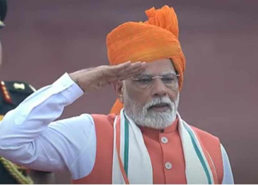  ஏற்றுவதும் அவிழ்ப்பதும்: சுதந்திர தினத்தன்று, பிரதமர் கொடி ஏற்றுவார். குடியரசு தினத்தன்று, குடியரசுத் தலைவர் கொடியை அவிழ்ப்பார். இரண்டும் ஒரே மாதிரியாக இருந்தாலும், இரண்டு விழாக்களுக்கு முக்கிய வேறுபாடுகள் உள்ளன. பொதுவாக இரண்டையுமே ஏற்றுவதாகத்தான் குறிப்பிடுவோம். ஆனால் அது தவறு. காலனி ஆதிக்கத்திலிருந்து விடுபட்ட புதிய தேசத்தின் எழுச்சியைக் குறிக்கும் வகையில் சுதந்திர தினத்தன்று தேசியக் கொடி, கம்பத்தின் கீழிருந்து ஏற்றப்பட்டது. அதனால் அந்த சுதந்திரம் பெற்ற நாளின் நினைவாக கம்பத்தின் கீழிருந்து கொடி ஏற்றப்படும்.