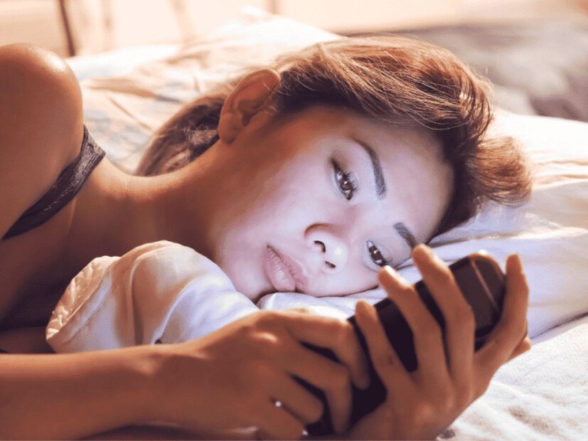 எனவே என்ன செய்ய வேண்டும்?தூக்கத்திற்கு முன்னுரிமை அளிப்பது உங்களுடைய ஆரோக்கியத்தை கவனித்துக் கொள்வதற்கான ஒரு முக்கியமான விஷயம். இரவு தாமதமாக தூங்குவதால் உங்களுடைய ஹார்மோன் சமநிலை, குடல் ஆரோக்கியம் மற்றும் மனநிலை கூட பாதிக்கப்படலாம். எனவே ஒவ்வொரு நாள் இரவும் 7 முதல் 9 மணி நேரம் தூங்குவதை உறுதி செய்யுங்கள். தூங்குவதற்கு குறைந்தபட்சம் 2 மணி நேரத்திற்கு முன்பு ஸ்கிரீன்கள் பயன்படுத்துவதை தவிர்க்கவும். தூங்குவதற்கான அமைதி நிறைந்த சூழலை அமைப்பதன் மூலமாக நல்ல தரமான உறக்கத்தை பெறலாம்.