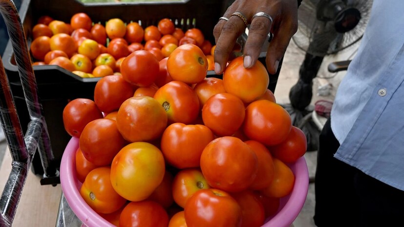 வெளி மாநிலங்களில் இருந்து வரத்து குறைவு, ஆசாதாரண வானிலை, உள்ளூர் சந்தை பொருளாதாரம் உள்ளிட்ட காரணங்களால் சந்தையில் தக்காளியின் விலை விண்ணை முட்டும் அளவுக்கு உயர்ந்துள்ளது.