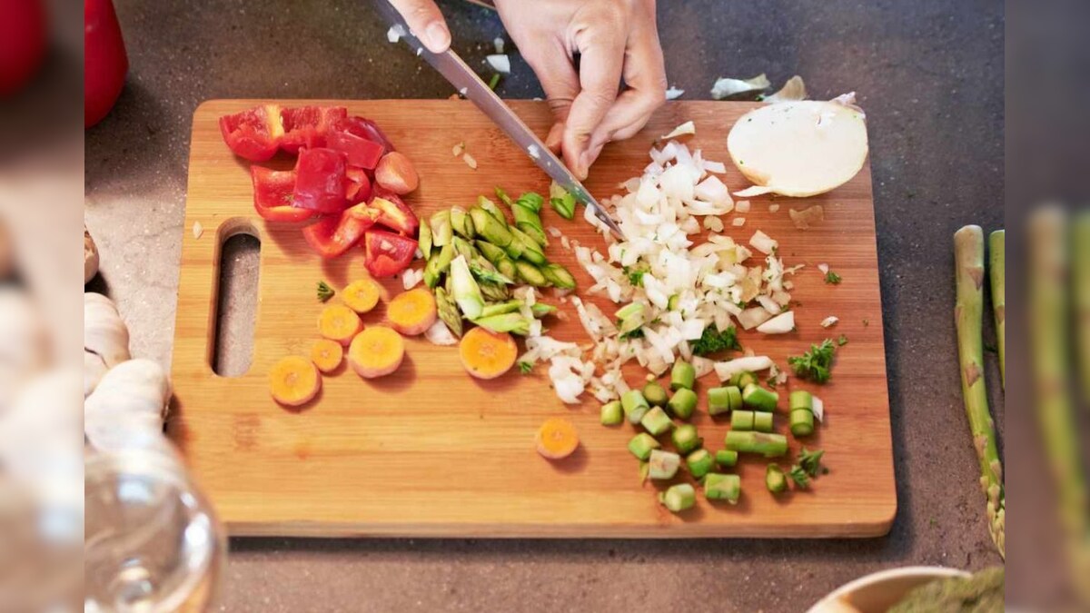 இந்த 4 காய்கறிகளை ஒருபோதும் நறுக்கியவுடன் சமைக்கக் கூடாது.. மீறினால் விஷமாக மாறலாம்..! | லைஃப்ஸ்டைல் - News18 தமிழ்