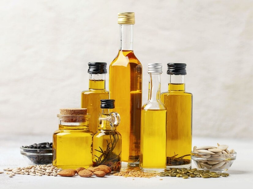 சோயா எண்ணெய் மற்றும் சூரியகாந்தி எண்ணெய் இறக்குமதி குறைந்ததால், இந்தியாவின் மொத்த சமையல் எண்ணெய் இறக்குமதி நவம்பரில் 11.5% குறைந்து ஏழு மாதங்களில் இல்லாத அளவுக்கு 1.18 மில்லியன் டன்னாக இருந்தது. சமையல் எண்ணெய்களின் முக்கிய இறக்குமதியாளரான பதஞ்சலி ஃபுட்ஸ் லிமிடெட்டின் ஆஷிஷ் ஆச்சார்யா கூறுகையில், இந்திய வாங்குபவர்கள் வரும் மாத ஏற்றுமதிக்கு பாமாயில் கொள்முதலை அதிகரித்து வருவதாகக் கூறினார். ஏனெனில், பாமாயில் அதன் போட்டியாளரான சோயாபீன் எண்ணெயை விட டன் ஒன்றுக்கு சுமார் $100 மலிவானது.