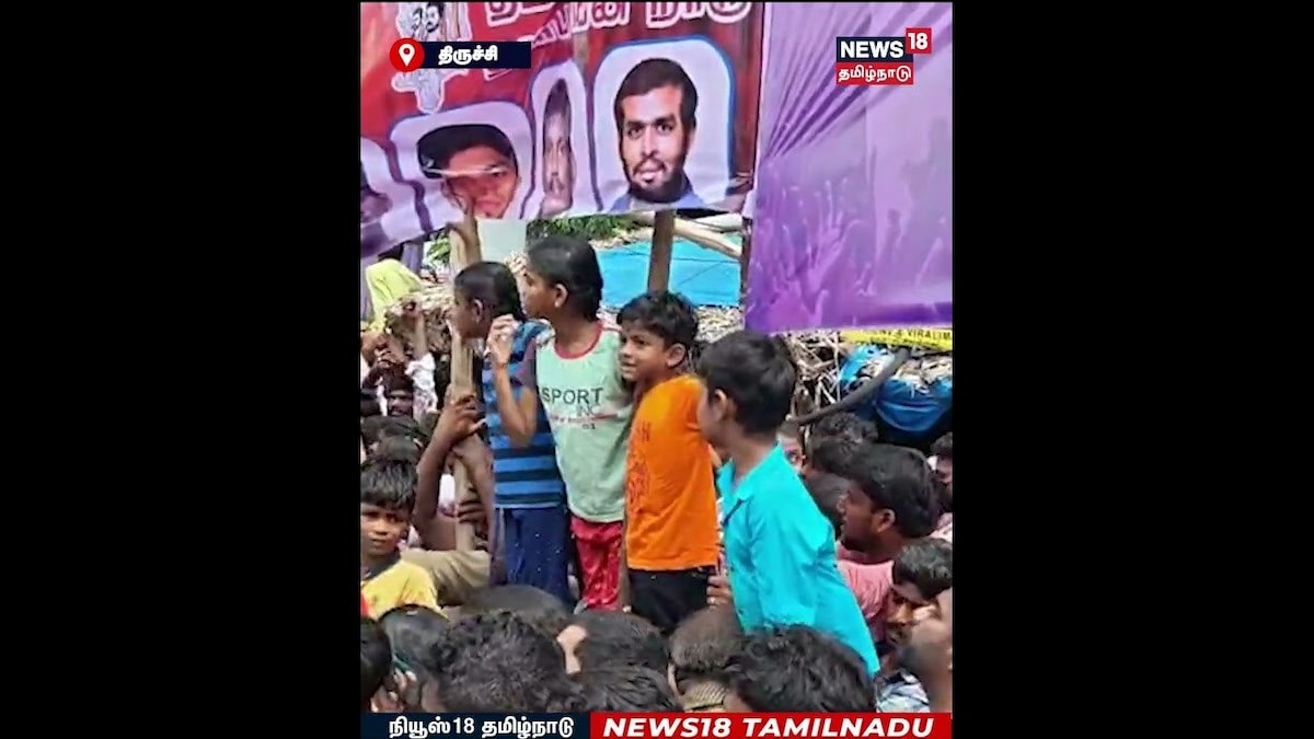 Vijay Trichy Campaign | விஜய்யை பார்க்க பேனர் கட்டைகளில் தொங்கியபடி நிற்கும் சிறுவர்கள்! | N18S