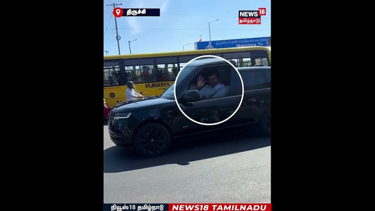 TVK Vijay Campaign | திருச்சி - நாமக்கல் செல்லும் வழியில் ரசிகரை பார்த்து கை அசைத்த விஜய்! | N18S