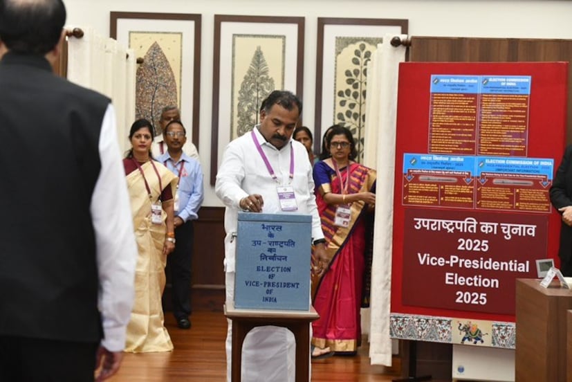  நாடாளுமன்ற வளாகத்தில் காலை 10 மணிக்கு வாக்குப்பதிவு தொடங்கிய நிலையில், முதல் நபராக பிரதமர் நரேந்திர மோடி வாக்களித்தார். பின்னர், காங்கிரஸ் மூத்த தலைவர் சோனியா காந்தி, அவரது மகன் ராகுல் காந்தி, மகள் பிரியங்கா காந்தி ஆகியோர் வாக்களித்தனர். மத்திய அமைச்சர் நிதின் கட்கரி, காங்கிரஸ் தலைவர் மல்லிகார்ஜூன கார்கே, ராஜ்நாத் சிங் உள்ளிட்ட மத்திய அமைச்சர்கள், சமாஜ்வாதி கட்சித் தலைவர் அகிலேஷ் யாதவ், பா.ஜ. எம்.பி. கங்கனா ரனாவத் உள்ளிட்டோர் வாக்களித்தனர். தமிழ்நாட்டைச் சேர்ந்த 57 எம்.பி.க்களும் வாக்களித்தனர்.