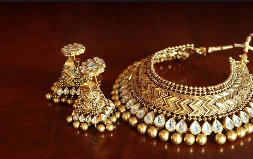 தங்கம் Comexல் $4,325 முதல் $4,385 வரை ஒருங்கிணைப்பு வரம்பில் உள்ளது. $4,303க்கு மேல் ஆரம்ப பிரேக்அவுட் இப்போது வலுவான ஆதரவாக மாறியுள்ளது. இதன் காரணமாக, முக்கிய போக்கு ஏற்ற இறக்கமாகவே உள்ளது. தினசரி வர்த்தகத்தில் $4,326க்கு கீழே சரிந்தால், அது தற்காலிகமாக $4,300 ஐ நோக்கி நகரக்கூடும். இருப்பினும், ஆதரவு வலுவாக இருக்கும் வரை, அது ஒரு சரியான நடவடிக்கையாக மட்டுமே இருக்கும் என்று அவர் கூறினார். ஒட்டுமொத்தமாக, தங்கத்தின் விலை சரிவு அஞ்ச வேண்டிய ஒன்றல்ல. நீண்ட கால இலக்குகளுடனும் சரியான உத்தியுடனும் நாம் முன்னேறினால், இந்தக் கட்டம் முதலீட்டாளர்களுக்கு ஒரு நல்ல வாய்ப்பாக மாறும். தங்கம் Comexல் $4,325 முதல் $4,385 வரை ஒருங்கிணைப்பு வரம்பில் உள்ளது. $4,303க்கு மேல் ஆரம்ப பிரேக்அவுட் இப்போது வலுவான ஆதரவாக மாறியுள்ளது. இதன் காரணமாக, முக்கிய போக்கு ஏற்ற இறக்கமாகவே உள்ளது. தினசரி வர்த்தகத்தில் $4,326க்கு கீழே சரிந்தால், அது தற்காலிகமாக $4,300 ஐ நோக்கி நகரக்கூடும். இருப்பினும், ஆதரவு வலுவாக இருக்கும் வரை, அது ஒரு சரியான நடவடிக்கையாக மட்டுமே இருக்கும் என்று அவர் கூறினார். ஒட்டுமொத்தமாக, தங்கத்தின் விலை சரிவு அஞ்ச வேண்டிய ஒன்றல்ல. நீண்ட கால இலக்குகளுடனும் சரியான உத்தியுடனும் நாம் முன்னேறினால், இந்தக் கட்டம் முதலீட்டாளர்களுக்கு ஒரு நல்ல வாய்ப்பாக மாறும்.