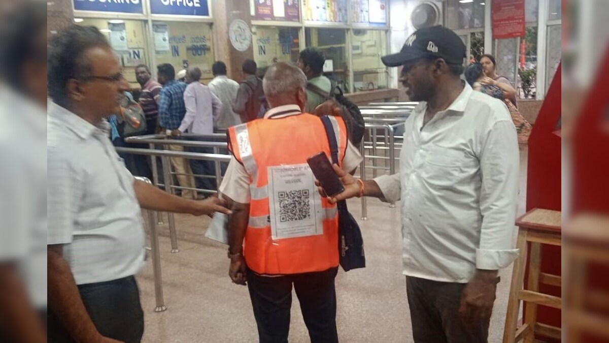 கூட்ட நெரிசலைக் குறைக்க தெற்கு ரயில்வே புதிய முயற்சி... QR செயல்படுத்தப்பட்ட ஜாக்கெட்டுகள் அறிமுகம்...! | இந்தியா - News18 தமிழ்