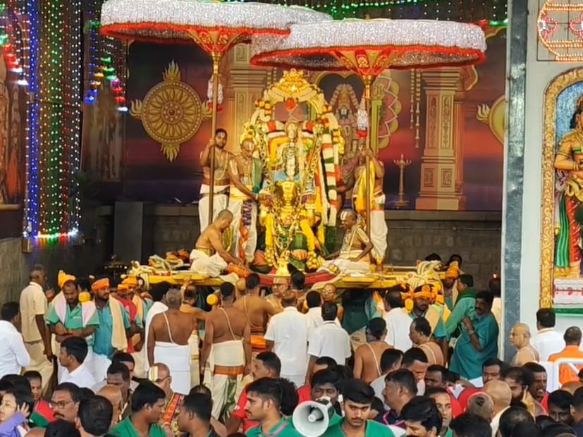  தூய மல்பெரி பட்டு நூலில் நிர்ணயிக்கப்பட்ட வடிவம், அளவு, எடை, டிசைன்களில் இருக்க வேண்டும் என்ற நிபந்தனைகளுடன் தேவஸ்தானம் அறக்கட்டளை சார்பில் சால்வைகள் கொள்முதல் செய்யப்பட்டு வந்தன. இந்நிலையில், கடந்த 10 ஆண்டுகளாக திருப்பதி கோயிலில் முக்கிய பிரமுகர்களுக்கு போர்த்தப்பட்ட சால்வை பட்டு சால்வையே இல்லை என்ற அதிர்ச்சித் தகவல் வெளியாகியுள்ளது.