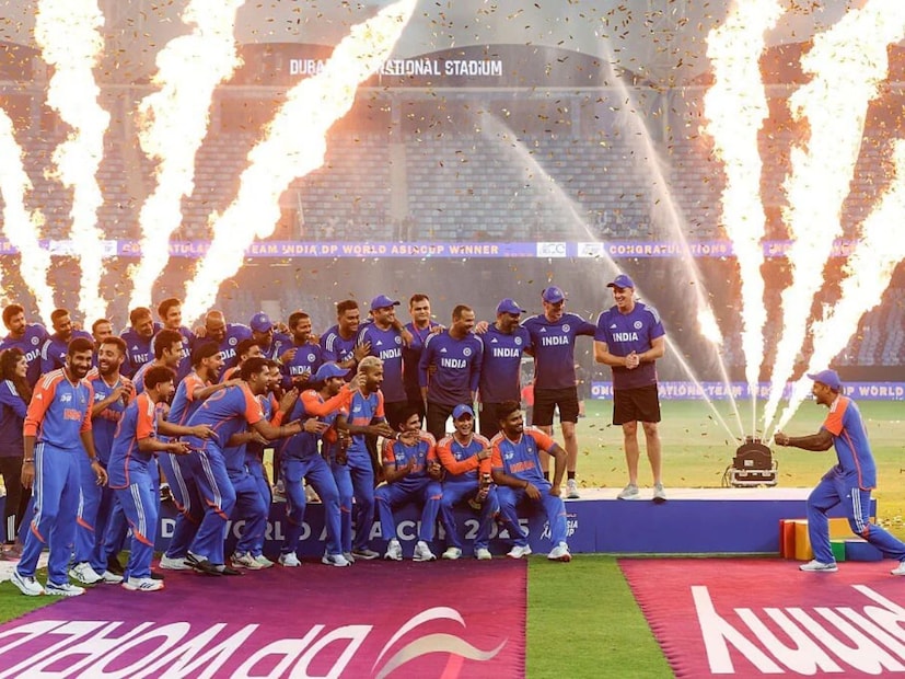 கோப்பையை வாங்காவிட்டால் என்ன, நான் கையோடு எடுத்துட்டுச் செல்கிறேன் என, கையோடு கோப்பையை தூக்கிச் சென்றார் நக்வி. இதனால் கோப்பை இல்லாமலேயே கொண்டாட்டத்தில் ஈடுபட்ட இந்திய வீரர்கள், வெறுங்கையோடு இந்தியா திரும்பினர். கோப்பையை தர வேண்டும் என இந்திய கிரிக்கெட் வாரியம் அழுத்தம் தந்தாலும், நக்வி அதைக் கண்டுகொள்ளவில்லை. கோப்பையை வாங்காவிட்டால் என்ன, நான் கையோடு எடுத்துட்டுச் செல்கிறேன் என, கையோடு கோப்பையை தூக்கிச் சென்றார் நக்வி. இதனால் கோப்பை இல்லாமலேயே கொண்டாட்டத்தில் ஈடுபட்ட இந்திய வீரர்கள், வெறுங்கையோடு இந்தியா திரும்பினர். கோப்பையை தர வேண்டும் என இந்திய கிரிக்கெட் வாரியம் அழுத்தம் தந்தாலும், நக்வி அதைக் கண்டுகொள்ளவில்லை.