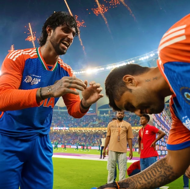 இந்தியா- பாகிஸ்தான் மோதல் என்றாலே தொற்றிக்கொள்ளும் பரபரப்பு இந்த ஆசிய கோப்பையில் சற்றே கூடுதலாக இருந்தது. அது நேற்று நடந்த இறுதிப்போட்டியில் இன்னும் அதிகமானது. வழக்கம் போல், டாஸ் போடும் போது, இரு அணி கேப்டன்களும் கை குலுக்கிக் கொள்ளவில்லை. போட்டியில் இந்திய அணி 5 விக்கெட் வித்தியாசத்தில் பாகிஸ்தானை வீழ்த்தி, 9-வது முறையாக ஆசிய கோப்பை சாம்பியன் பட்டத்தை தட்டிச் சென்றது. அணியை வெற்றிப்பாதைக்கு அழைத்து சென்ற திலக் வர்மா, 4 சிக்ஸர்களுடன் 69 ரன்களை விளாசி கடைசி வரை ஆட்டமிழக்காமல் இருந்தார். இந்தியா- பாகிஸ்தான் மோதல் என்றாலே தொற்றிக்கொள்ளும் பரபரப்பு இந்த ஆசிய கோப்பையில் சற்றே கூடுதலாக இருந்தது. அது நேற்று நடந்த இறுதிப்போட்டியில் இன்னும் அதிகமானது. வழக்கம் போல், டாஸ் போடும் போது, இரு அணி கேப்டன்களும் கை குலுக்கிக் கொள்ளவில்லை. போட்டியில் இந்திய அணி 5 விக்கெட் வித்தியாசத்தில் பாகிஸ்தானை வீழ்த்தி, 9-வது முறையாக ஆசிய கோப்பை சாம்பியன் பட்டத்தை தட்டிச் சென்றது. அணியை வெற்றிப்பாதைக்கு அழைத்து சென்ற திலக் வர்மா, 4 சிக்ஸர்களுடன் 69 ரன்களை விளாசி கடைசி வரை ஆட்டமிழக்காமல் இருந்தார்.