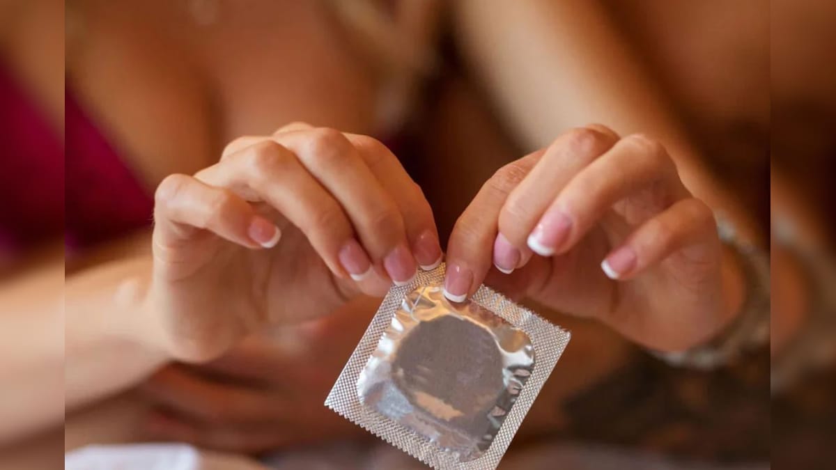 ஆணுறையில் இத்தனை ரகங்களா..? ஒவ்வொன்றும் ஒவ்வொரு ஃபீல்.. பலருக்கும் பிடிச்சது இதுதான்.! | லைஃப்ஸ்டைல் - News18 தமிழ்