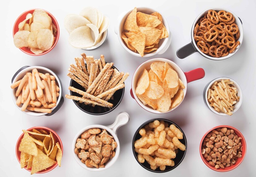  பாமாயில் தட்டுப்பாடு ஏற்படுவது ஏன் ஆபத்து? இந்தியாவில் பயன்படுத்தப்படும் மொத்த சமையல் எண்ணெயில் 40% பாமாயில்தான். மற்ற சமையல் எண்ணெய்களை விட இது விலை மலிவானதாகவும், நீண்ட காலத்திற்கு கெட்டுப்போகாமலும் இருப்பதால், பல குடும்பங்கள் சமையலுக்கு பெரும்பாலும் பாமாயில்தான் பயன்படுத்துகின்றன. இன்றைய தேதியில் இந்தியச் சந்தையில் விற்கப்படும் அனைத்து பொரித்த சிப்ஸ், பப்ஸ், சமோசா, வடை, பிரெஞ்சு ஃப்ரைஸ், முறுக்கு, பிஸ்கட்டுகள், குக்கீகள், கேக், பேஸ்ட்ரிகள், பிற பேக்கரிப் பொருட்கள், உடனடியாக உண்ணக்கூடிய வகையிலான இன்ஸ்டண்ட் உணவுகள், சாஸ், கிரேவிகள், ரொட்டி, பீட்சா, பியூட்டிக்கு கிரீம்கள், லோஷன்கள், சோப் வகைகள், மாய்ஸ்ச்சரைசர்கள், லிப்ஸ்டிக் உட்பட பல பொருட்களிலும் பாமாயில் பயன்படுத்தப்படுகின்றன. இதிலேயே பாமாயில் தட்டுப்பாடு ஏற்பட்டால் என்ன ஆகுமென உங்களுக்கே புரிந்திருக்கும்.