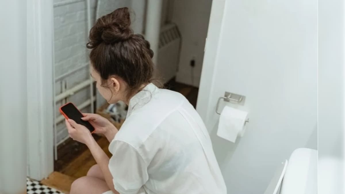 டாய்லெட்டில் போன் பயன்படுத்துவதால் இவ்வளவு பெரிய ஆபத்தா..? அவசியம் தெரிஞ்சுக்கோங்க! | லைஃப்ஸ்டைல் - News18 தமிழ்