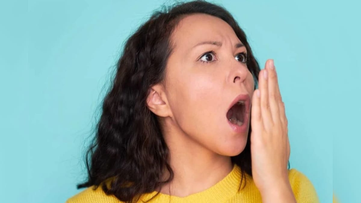 பல் துலக்கிய பிறகும், வாய் துர்நாற்றம் வீசுகிறதா..? காரணங்களும்... சிகிச்சை வழிகளும்..! | லைஃப்ஸ்டைல் - News18 தமிழ்