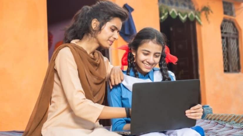 இதில், பெற்றோர்கள் தங்கள் மகளின் பெயரில் ஒரு கணக்கைத் திறந்து, சிறிது சிறிதாக முதலீடு செய்து, 21 ஆண்டுகளுக்குப் பிறகு ஒரு பெரிய தொகையை உருவாக்கலாம். இந்தத் திட்டத்தின் வட்டி விகிதம் சந்தையில் உள்ள வழக்கமான வங்கி நிலையான வைப்புத் தொகையை விட அதிகமாகும். மேலும், இதில் முதலீடு செய்வதன் மூலம், உங்களுக்கு வரி இல்லாத வருமானம் கிடைக்கும். இதில், பெற்றோர்கள் தங்கள் மகளின் பெயரில் ஒரு கணக்கைத் திறந்து, சிறிது சிறிதாக முதலீடு செய்து, 21 ஆண்டுகளுக்குப் பிறகு ஒரு பெரிய தொகையை உருவாக்கலாம். இந்தத் திட்டத்தின் வட்டி விகிதம் சந்தையில் உள்ள வழக்கமான வங்கி நிலையான வைப்புத் தொகையை விட அதிகமாகும். மேலும், இதில் முதலீடு செய்வதன் மூலம், உங்களுக்கு வரி இல்லாத வருமானம் கிடைக்கும்.