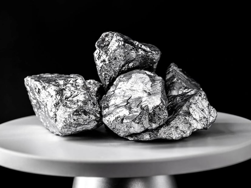 சரி, தங்கத்தின் விலைதான் இப்படி எகிறுகிறது என்றால், விட்டேனா பார் என இந்த பக்கம் வெள்ளியின் விலையும் விறுவிறுவென கூடிக் கொண்டே செல்கிறது. கடந்த ஆண்டு அக்டோபர் மாத தொடக்கத்தில் வெள்ளி ஒரு கிராம் 103 ரூபாய்க்கு விற்கப்பட்டது. பின்னர், அதன் விலை ஏறி இறங்க, 2025ஆம் ஆண்டு தொடக்கத்தில் கிராம் வெள்ளி 98 ரூபாய் ஆனது. சரி, தங்கத்தின் விலைதான் இப்படி எகிறுகிறது என்றால், விட்டேனா பார் என இந்த பக்கம் வெள்ளியின் விலையும் விறுவிறுவென கூடிக் கொண்டே செல்கிறது. கடந்த ஆண்டு அக்டோபர் மாத தொடக்கத்தில் வெள்ளி ஒரு கிராம் 103 ரூபாய்க்கு விற்கப்பட்டது. பின்னர், அதன் விலை ஏறி இறங்க, 2025ஆம் ஆண்டு தொடக்கத்தில் கிராம் வெள்ளி 98 ரூபாய் ஆனது.