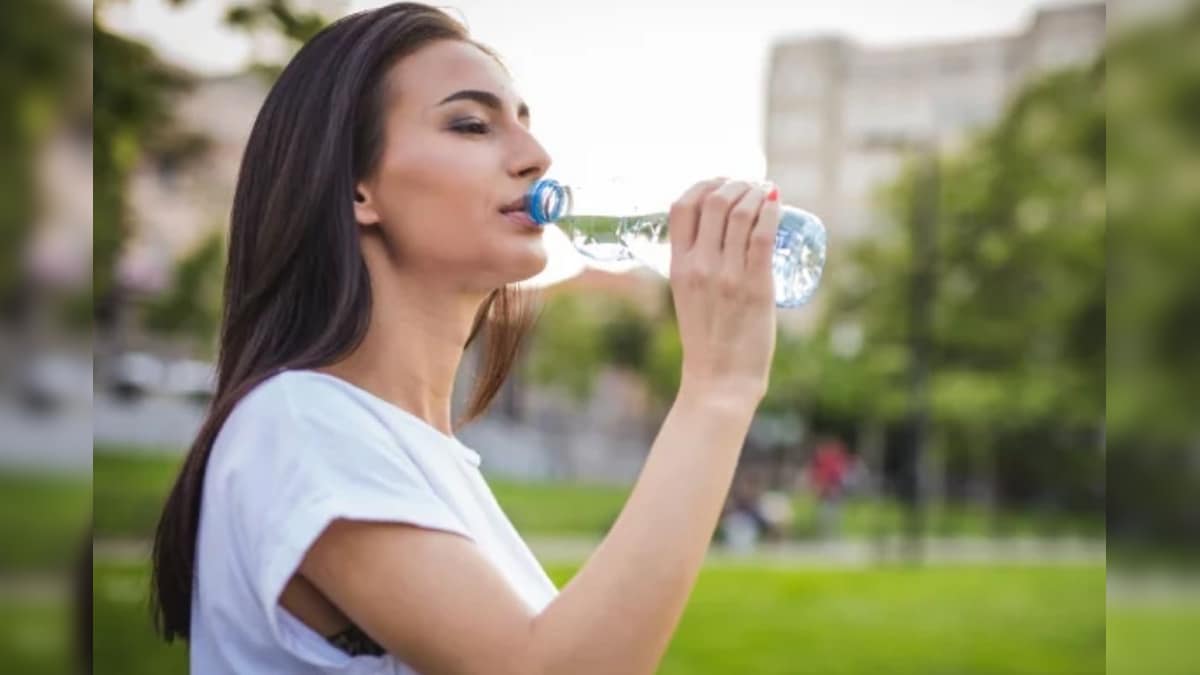 Drinking Water In Winter: குளிர்காலத்தில் ஒருவர் தினமும் எவ்வளவு தண்ணீர் குடிக்க வேண்டும்? | லைஃப்ஸ்டைல் - News18 தமிழ்