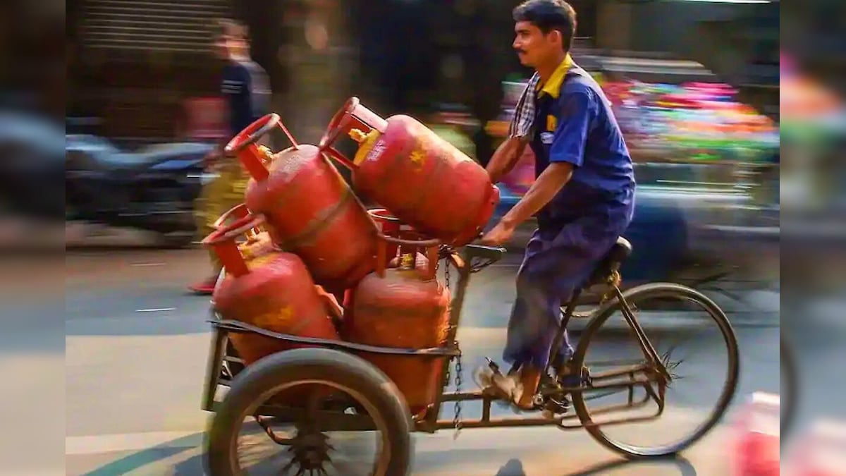 Gas Cylinder Price | அதிரடியாக குறைந்த கேஸ் சிலிண்டர் விலை.. மாத தொடக்கத்திலேயே வெளியான ஹேப்பி நியூஸ் | வணிகம் - News18 தமிழ்