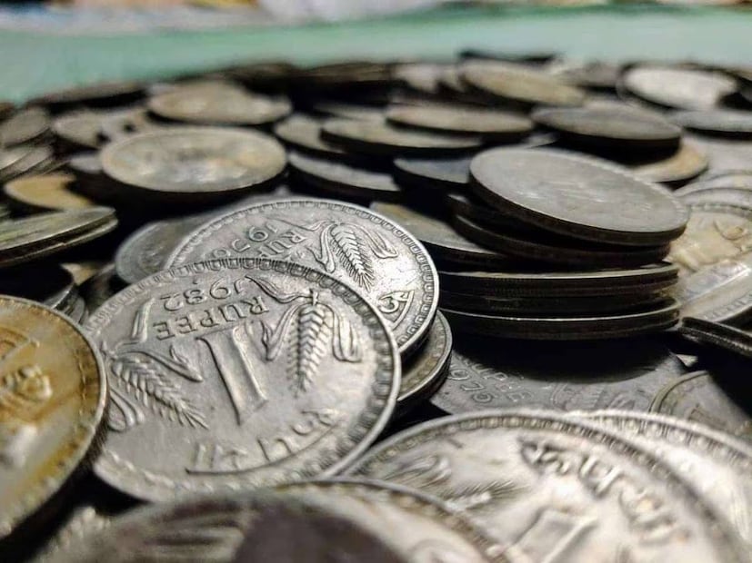 நாணயங்களின் வடிவத்தை வட்டமாக மாற்றுவதற்கான முக்கிய காரணங்களில் ஒன்று மதிப்பைப் பாதுகாப்பதாகும். பண்டைய காலங்களில், சதுர விளிம்புகளைக் கொண்ட நாணயங்களில் ஒரு  சிக்கல் இருந்தது. மக்கள் அவற்றின் விளிம்புகளை சிறிது சிறிதாக வெட்டி, உள்ளே உள்ள தங்கம் அல்லது வெள்ளியை அகற்றியதாகவும், அவ்வாறு செய்வது நாணயங்களின் அசல் மதிப்பை இழக்கச் செய்ததாக கூறப்படுகிறது. ஆனால், வட்ட நாணயங்களின் விளிம்புகள் சமமாக இருப்பதால், அவற்றை வெட்டுவது மிகவும் கடினம்.இந்த காரணத்திற்காக, வட்ட நாணயங்கள் ஊழலைக் குறைத்து அவற்றின் அசல் மதிப்பைப் பாதுகாக்கின்றன.