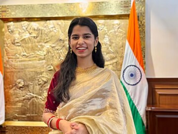 மைதிலி தாகூர்