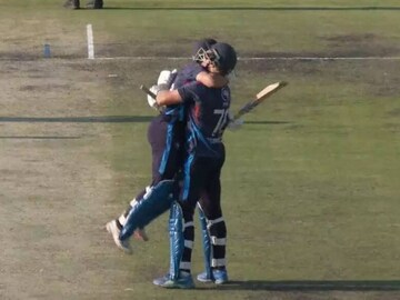 வெற்றியை கொண்டாடும் நமீபிய அணி வீரர்கள் வெற்றியை கொண்டாடும் நமீபிய அணி வீரர்கள்