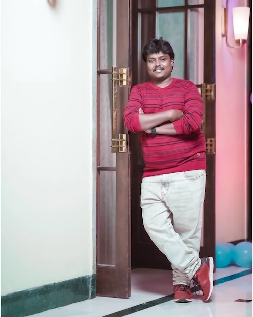 கடந்த 2000-ம் ஆண்டு வெளியான ‘கூடி வாழ்ந்தால் கோடி நன்மை’ படத்தின் மூலம் தமிழ் சினிமாவில் நடிகராக அறிமுகமானார் ப்ளாக் பாண்டி. விஜய் டிவியில் ஒளிபரப்பான ‘கனா காணும் காலங்கள்’ தொடர் இவருக்கான அங்கீகாரத்தைப் பெற்றுக் கொடுத்தது. அதேபோல 2010-ம் ஆண்டு வெளியான ‘அங்காடித் தெரு’ படம் ப்ளாக் பாண்டிக்கு புதிய அடையாளத்தைப் பெற்றுக் கொடுத்தது. கடந்த 2000-ம் ஆண்டு வெளியான ‘கூடி வாழ்ந்தால் கோடி நன்மை’ படத்தின் மூலம் தமிழ் சினிமாவில் நடிகராக அறிமுகமானார் ப்ளாக் பாண்டி. விஜய் டிவியில் ஒளிபரப்பான ‘கனா காணும் காலங்கள்’ தொடர் இவருக்கான அங்கீகாரத்தைப் பெற்றுக் கொடுத்தது. அதேபோல 2010-ம் ஆண்டு வெளியான ‘அங்காடித் தெரு’ படம் ப்ளாக் பாண்டிக்கு புதிய அடையாளத்தைப் பெற்றுக் கொடுத்தது.