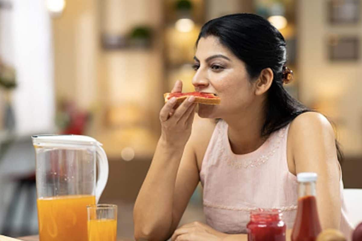 இந்த 8 உணவுகளை வெறும் வயிற்றில் சாப்பிடவே கூடாது.. மிகவும் ஆபத்தானது!