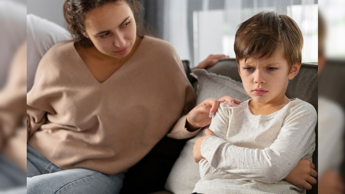 உங்கள் குழந்தையை மன வலிமை கொண்டவராக வளர்ப்பது எப்படி.? மனநல மருத்துவர் தரும் டிப்ஸ் | லைஃப்ஸ்டைல் - News18 தமிழ்