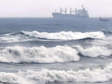 மொந்தா புயலால் கடலோர மாவட்டங்களில் மழை காணப்படுகிறது மொந்தா புயலால் கடலோர மாவட்டங்களில் மழை காணப்படுகிறது