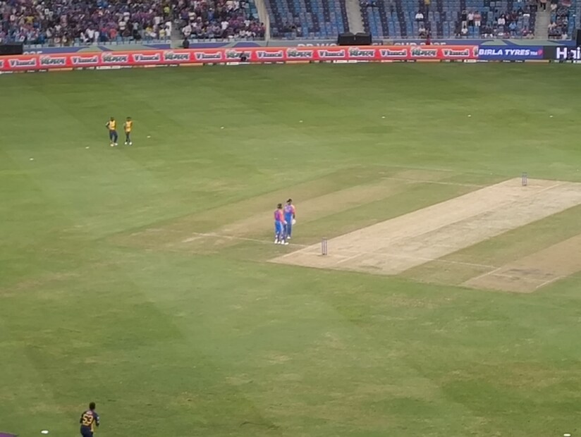 சில நேரங்களில், போட்டி நடந்துகொண்டிருக்கும்போது, பிரதான பிட்ச்சின் நிலை மோசமடைந்து, அது விளையாட உகந்ததாக இல்லை என நடுவர்கள் கருதலாம். அப்படிப்பட்ட சூழலில், இரு அணித் தலைவர்களும் சம்மதம் தெரிவித்தால், வேறு ஒரு மாற்றுப் பிட்ச்சில் போட்டியைத் தொடரலாம். வானிலை அல்லது வேறு வெளிப்புறப் பிரச்சனைகள் காரணமாகவும் மாற்றுப் பிட்ச்சை பயன்படுத்தலாம். சில நேரங்களில், போட்டி நடந்துகொண்டிருக்கும்போது, பிரதான பிட்ச்சின் நிலை மோசமடைந்து, அது விளையாட உகந்ததாக இல்லை என நடுவர்கள் கருதலாம். அப்படிப்பட்ட சூழலில், இரு அணித் தலைவர்களும் சம்மதம் தெரிவித்தால், வேறு ஒரு மாற்றுப் பிட்ச்சில் போட்டியைத் தொடரலாம். வானிலை அல்லது வேறு வெளிப்புறப் பிரச்சனைகள் காரணமாகவும் மாற்றுப் பிட்ச்சை பயன்படுத்தலாம்.