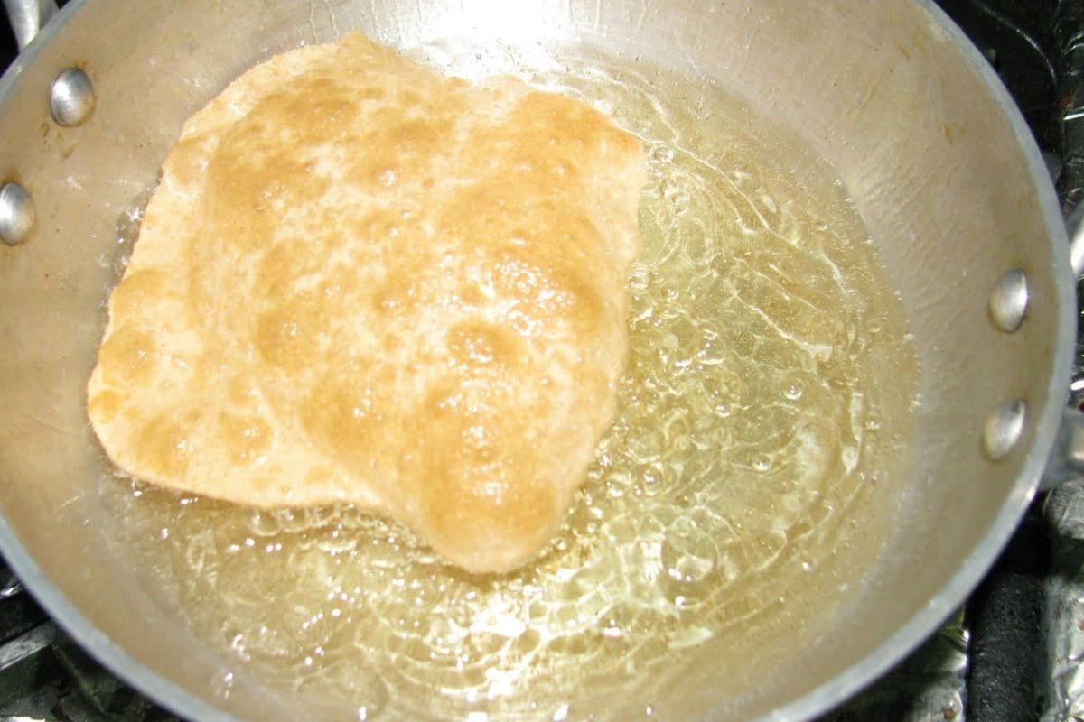 பூரி அதிக எண்ணெய் இழுக்காம சுடனுமா..? இந்த இரகசியம் தெரிஞ்சுக்கோங்க