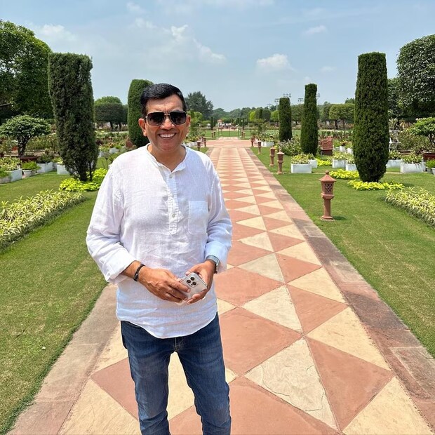 சஞ்சீவ் கபூர்: இந்தியாவின் பணக்கார சமையல்காரர்களின் பட்டியலில் சஞ்சீவ் கபூர் முதலிடத்தில் உள்ளார். சஞ்சீவ் 1984 ஆம் ஆண்டு ஒரு சமையல்காரராக தனது வாழ்க்கையைத் தொடங்கினார். 1992 ஆம் ஆண்டு, மும்பையில் உள்ள ஒரு பிரபலமான சொகுசு ஹோட்டலில் தலைமை சமையல்காரராக சேர்ந்தார். இதன் பிறகு, அவர் 'கானா கசானா' என்ற தொலைக்காட்சி நிகழ்ச்சியில் பங்கேற்றார். 1993 இல் தொடங்கிய இந்த தொலைக்காட்சி நிகழ்ச்சி மிகவும் பிரபலமடைந்தது. சஞ்சீவ் சுமார் 150 சமையல் புத்தகங்களை எழுதியுள்ளார். அறிக்கைகளின்படி, அவரது சொத்து மதிப்பு ரூ.1,165 கோடியாக உள்ளது.