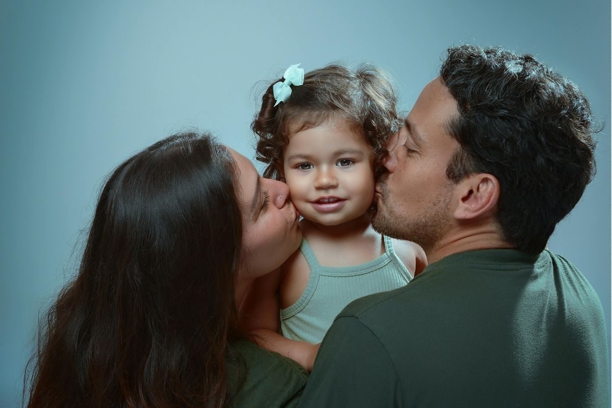 குழந்தைகளை கொஞ்சும்போது முத்தம் கொடுக்கலாமா? தொற்று அபாயம் உண்டா? விளக