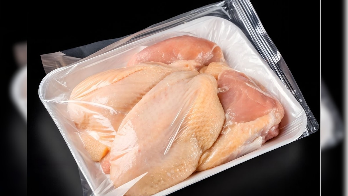 Chicken | சமைக்காத சிக்கனை ஃப்ரிட்ஜில் சேமித்து வைக்கப்போறீங்களா? இந்த தப்பையெல்லாம் செஞ்சுடாதீங்க! | லைஃப்ஸ்டைல் - News18 தமிழ்