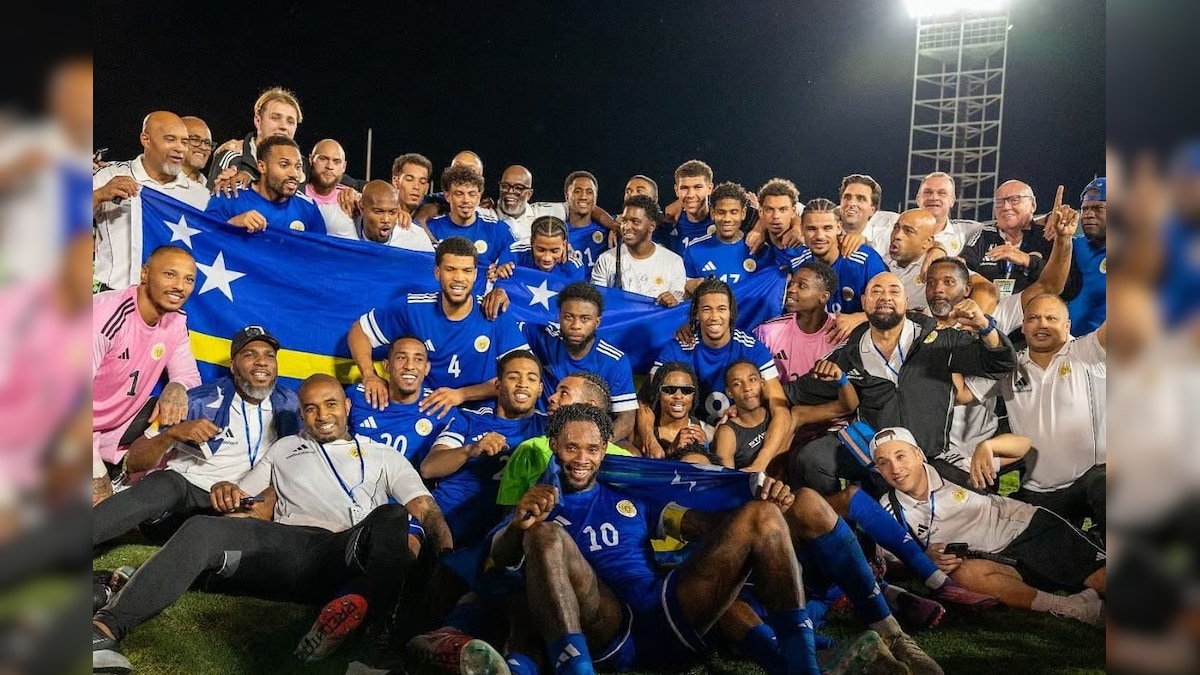 CURACAO | வரைபடத்தில் ஒரு புள்ளி... இந்திய மக்கள் தொகையில் 1% கூட இல்லாத குட்டி நாடு... FIFA உலகக் கோப்பையில் தடம் பதித்தது எப்படி? | விளையாட்டு - News18 தமிழ்