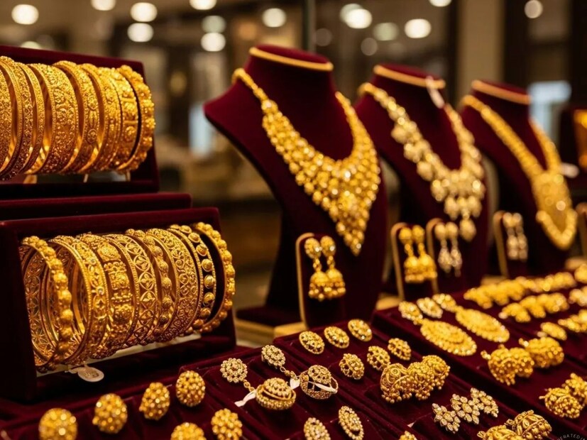 இந்நிலையில் மாலை வேளையில் மீண்டும் ஆபரணத்தங்கத்தின் விலை அதிரடியாக உயர்துள்ளதால், நகைப் பிரியர்கள் அதிர்ச்சி அடைந்துள்ளனர். அதன்படி, இன்று மாலை ஆபரணத்தங்கத்தின் விலை சவரனுக்கு ரூ.960 உயர்ந்து ரூ.98,960க்கும், கிராமுக்கு ரூ.120 உயர்ந்து ரூ.12,370க்கும் விற்பனை செய்யப்படுகிறது இந்நிலையில் மாலை வேளையில் மீண்டும் ஆபரணத்தங்கத்தின் விலை அதிரடியாக உயர்துள்ளதால், நகைப் பிரியர்கள் அதிர்ச்சி அடைந்துள்ளனர். அதன்படி, இன்று மாலை ஆபரணத்தங்கத்தின் விலை சவரனுக்கு ரூ.960 உயர்ந்து ரூ.98,960க்கும், கிராமுக்கு ரூ.120 உயர்ந்து ரூ.12,370க்கும் விற்பனை செய்யப்படுகிறது