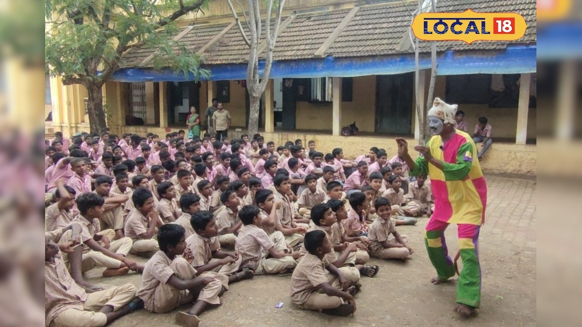 குழந்தைகள் தினம்... வால் வைத்த கோமாளியாக மாறி கதை கூறிய தமிழ் ஆசிரியர் ! | தென்காசி - News18 தமிழ்