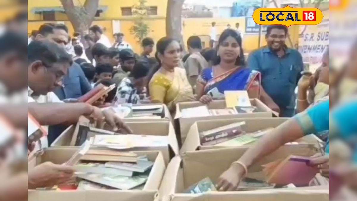புதுச்சேரி அரசு பள்ளிகளில் நூலகம் அமைக்க புத்தகங்கள் வழங்கிய முன்னாள் மாணவர்கள்...! | புதுச்சேரி - News18 தமிழ்