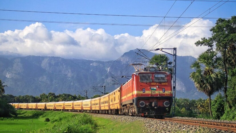 இந்நிலையில், பார்சல்களை அனுப்புவதற்கென 12 பெட்டிகள் கொண்ட தனி ரயில் அடுத்த மாதம் 12 ஆம் தேதி முதல் இயக்கப்படும் என தெற்கு ரயில்வே அறிவித்துள்ளது. அதன்படி முதற்கட்டமாக, டிசம்பர் 12 ஆம் தேதி கர்நாடக மாநிலம் மங்களூருவில் புறப்படும் பார்சல் ரயில், டிசம்பர் 13 ஆம் தேதி பிற்பகல் 1.30 மணிக்கு சென்னை ராயபுரம் வந்து சேரும். இந்நிலையில், பார்சல்களை அனுப்புவதற்கென 12 பெட்டிகள் கொண்ட தனி ரயில் அடுத்த மாதம் 12 ஆம் தேதி முதல் இயக்கப்படும் என தெற்கு ரயில்வே அறிவித்துள்ளது. அதன்படி முதற்கட்டமாக, டிசம்பர் 12 ஆம் தேதி கர்நாடக மாநிலம் மங்களூருவில் புறப்படும் பார்சல் ரயில், டிசம்பர் 13 ஆம் தேதி பிற்பகல் 1.30 மணிக்கு சென்னை ராயபுரம் வந்து சேரும்.