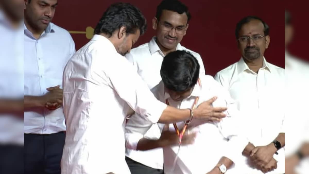 TVK | 'கழகத்தின் தியாகி' என ஒலித்த குரல்... கட்டியணைத்த விஜய்... தவெக பொதுக்குழுவில் கவனம் ஈர்த்த நபர்! | தமிழ்நாடு - News18 தமிழ்