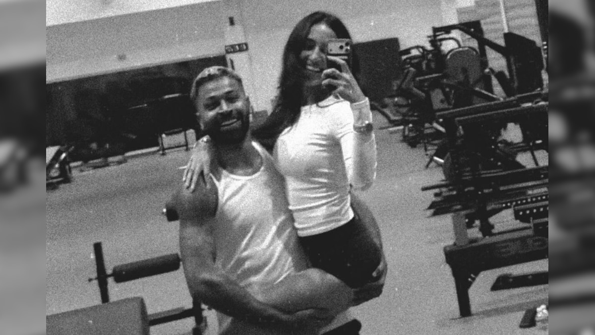 விவாகரத்துக்கு பின் மலர்ந்த புதிய காதல்.. பிரபல மாடலுடன் நெருக்கம் காட்டும் ஹர்திக் பாண்ட்யா.. வைரல் ஃபோட்டோஸ்!! | விளையாட்டு - News18 தமிழ்