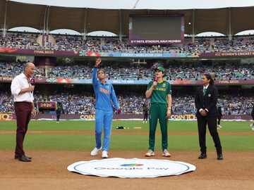 டாஸின்போது இரு அணிகளின் கேப்டன்கள்