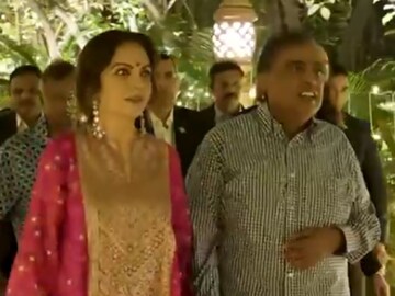 கணவருடன் நீடா அம்பானி