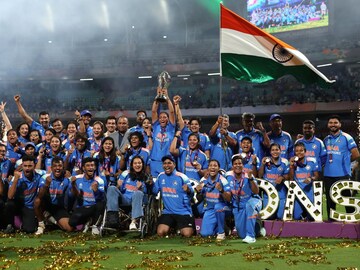 வெற்றிக் கோப்பையுடன் இந்திய அணி வெற்றிக் கோப்பையுடன் இந்திய அணி