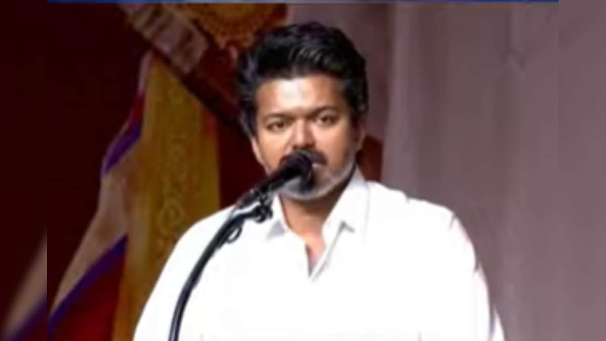 TVK | விஜய் முன்னிலையில் தவெகவில் இணைந்த பிரபலம்.. திமுக, அதிமுகவில் பணியாற்றியவர்! | தமிழ்நாடு - News18 தமிழ்
