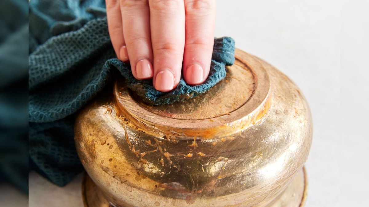 பழைய பித்தளை பாத்திரங்களை கஷ்டப்பட்டு தேய்க்க வேண்டாம்.. இதை தெரிஞ்சுக்கிட்டா ரொம்ப ஈசி..! | லைஃப்ஸ்டைல் - News18 தமிழ்