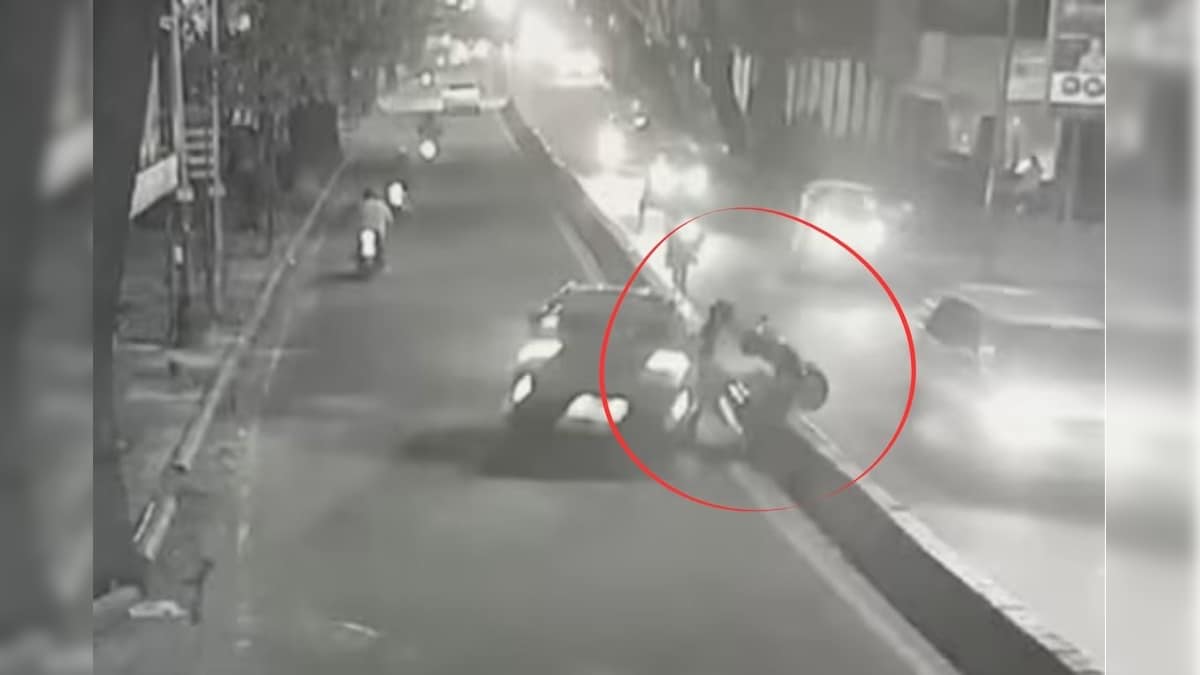 ஹாரன் அடித்ததால் ஆத்திரம்: பைக்கை அடித்து தூக்கிய கார்.. வீடியோ வைரல்! | ட்ரெண்டிங் - News18 தமிழ்