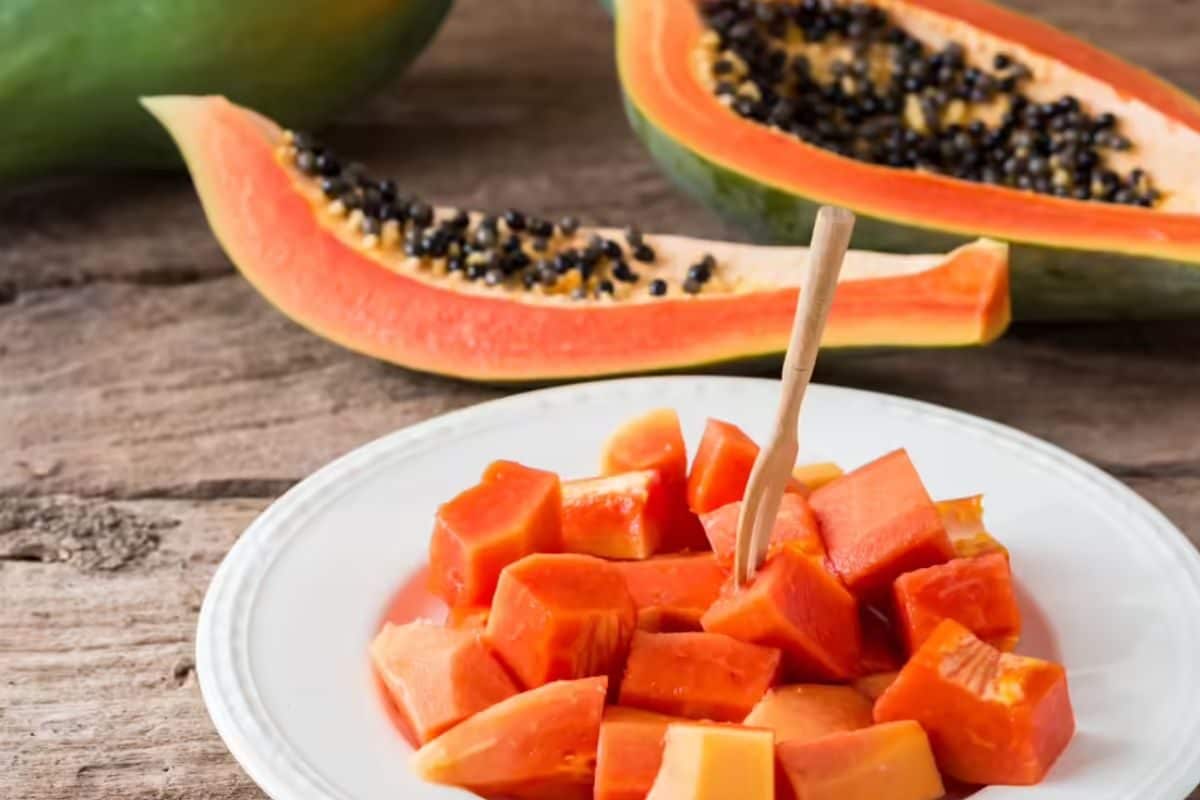 பப்பாளி பழத்தை இரவில் சாப்பிடலாமா.? - இத மட்டும் தெரியாம இருக்காதீங்க...