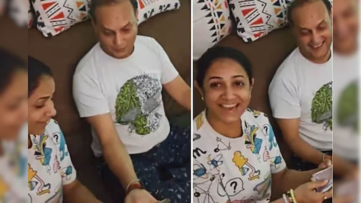 முதல் சம்பளத்தை பெற்றோரிடம் கொடுத்த இளைஞர்...  இணையத்தில் வைரலாகும் பெற்றோரின் உணர்வுப்பூர்வமான தருணம்!! | ட்ரெண்டிங் - News18 தமிழ்