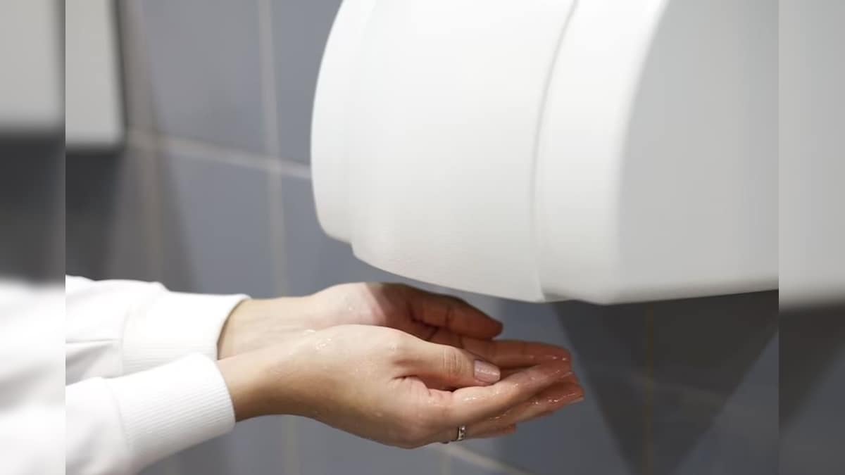 பொது கழிப்பறைகளில் பயன்படுத்தப்படும் ஹேண்ட் டிரையர்களால் இத்தனை ஆபத்துக்களா...? எச்சரிக்கும் விஞ்ஞானிகள்...! | ட்ரெண்டிங் - News18 தமிழ்