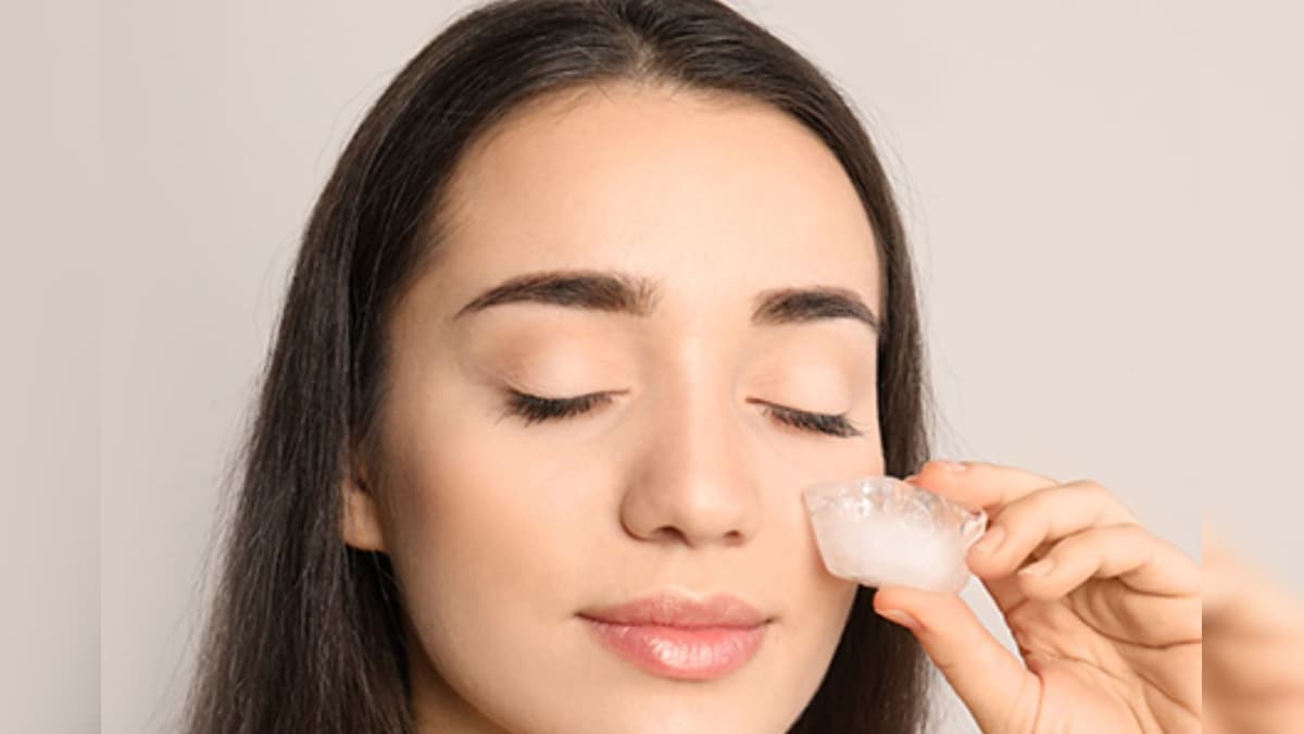 முகத்தில் உள்ள துளைகளை அடைக்க ஐஸ் க்யூப் போதும்.. இப்படி தினமும் மசாஜ் பண்ணுங்க..! | லைஃப்ஸ்டைல் - News18 தமிழ்